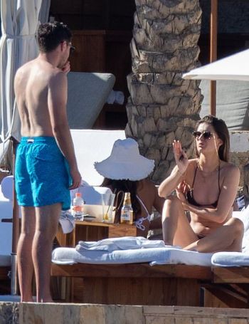 Niall Horan and Amelia Woolley packed on the PDA while reclining in the beating Mexican sunshine.